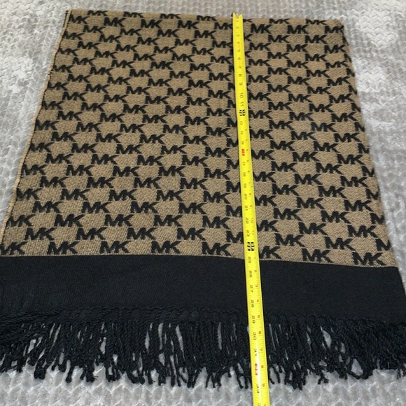 Michael Kors Shawl/Wrap Signature Color. - Picture 4 of 6